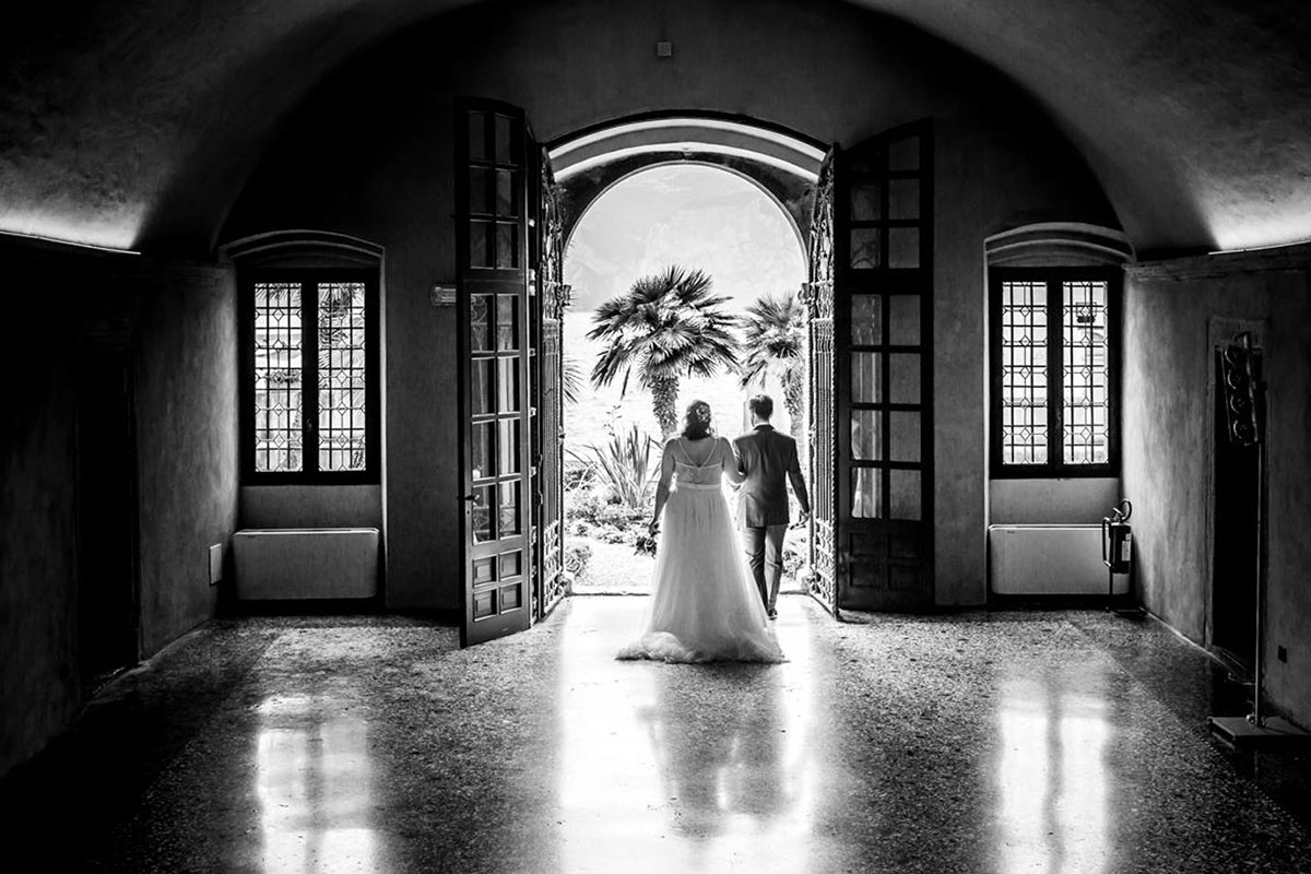 Professional wedding photographer. Photo shoot of a love escape in Malcesine Lake Garda