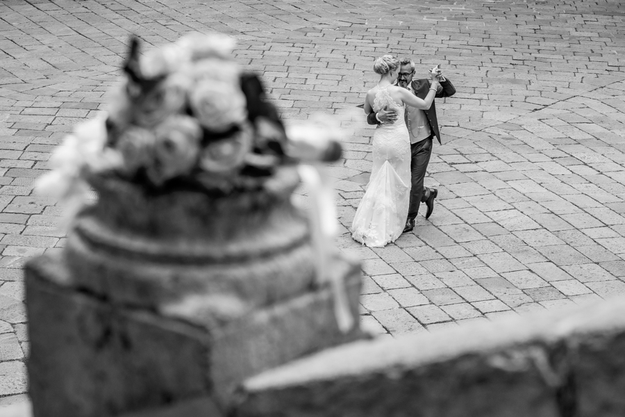 Spouses dance in Verona, the city of love